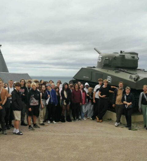 Uczniowie na tle czołgu Shermann