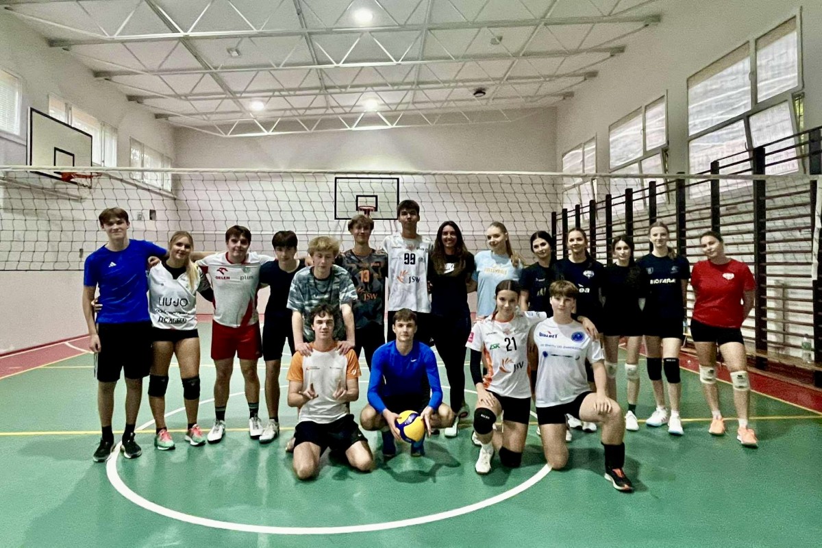 Mecz pełen emocji i dobrej energii – Uczniowie kontra Absolwenci VLO