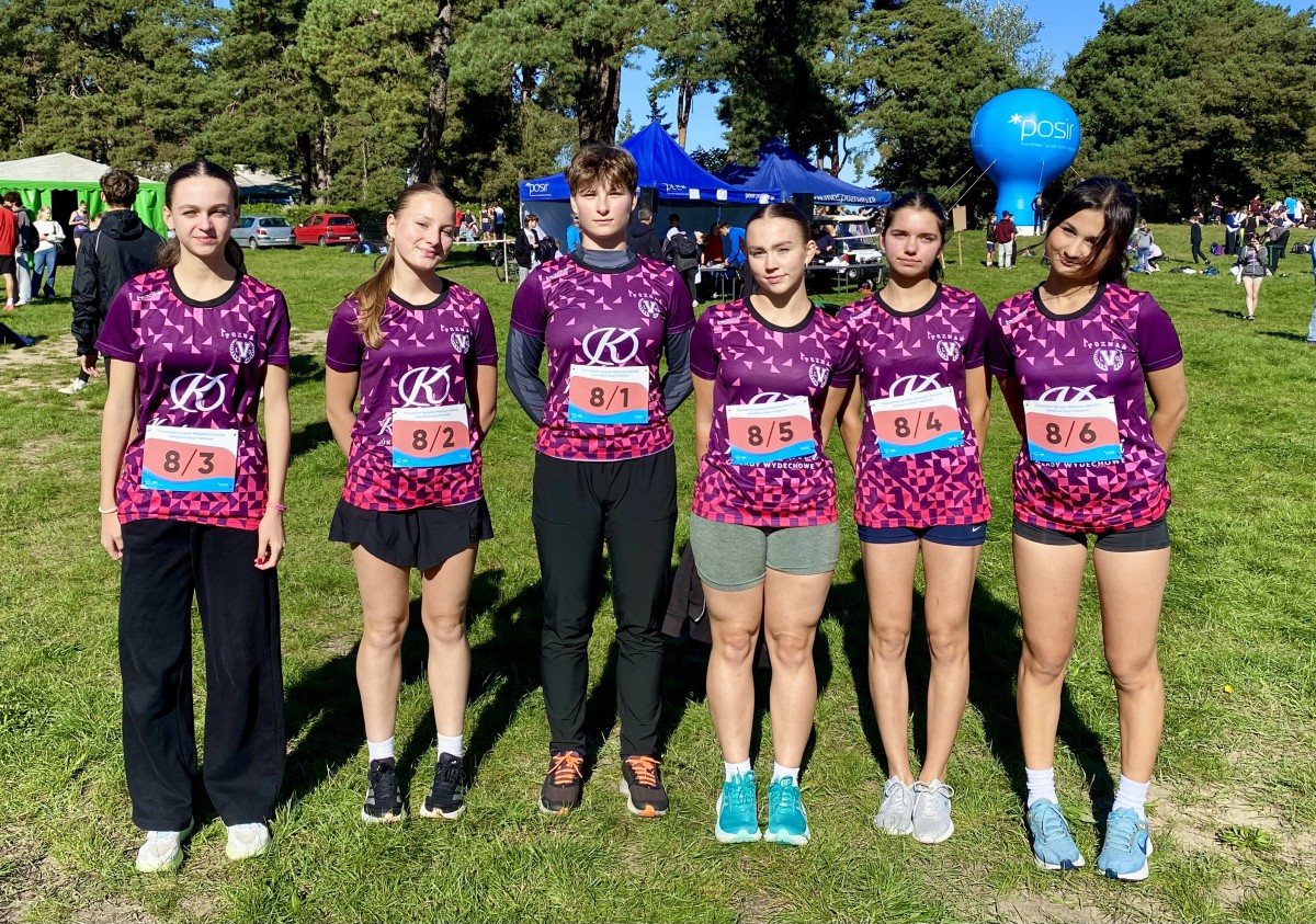 Wspaniała walka naszych reprezentacji podczas Mistrzostw Miasta Poznania w sztafetowych biegach przełajowych!