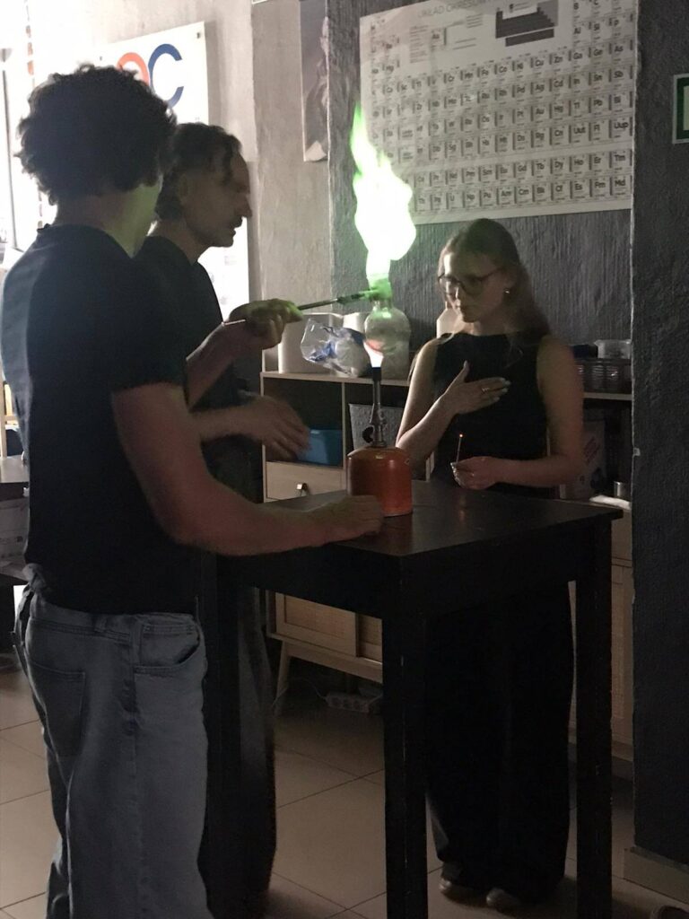 Dzień Dziecka w Centrum Chemii w Małej Skali, eksperymenty i obserwacje to…