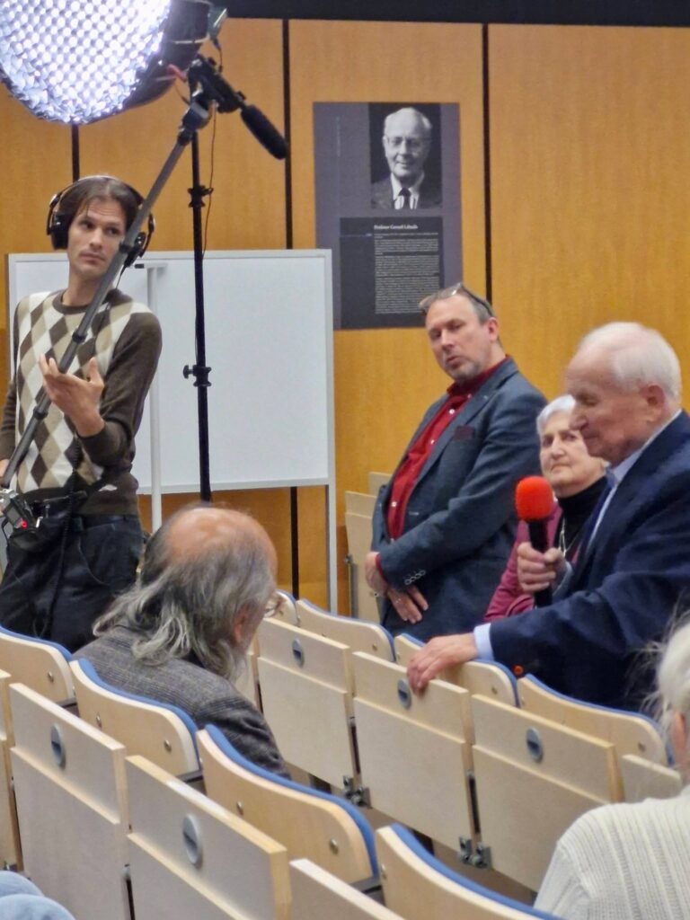 Klasa 3b humanistyczno-artystyczna na pokazie filmu dokumentalnego „Poznań 1956” autorstwa Tadeusza Litowczenki…