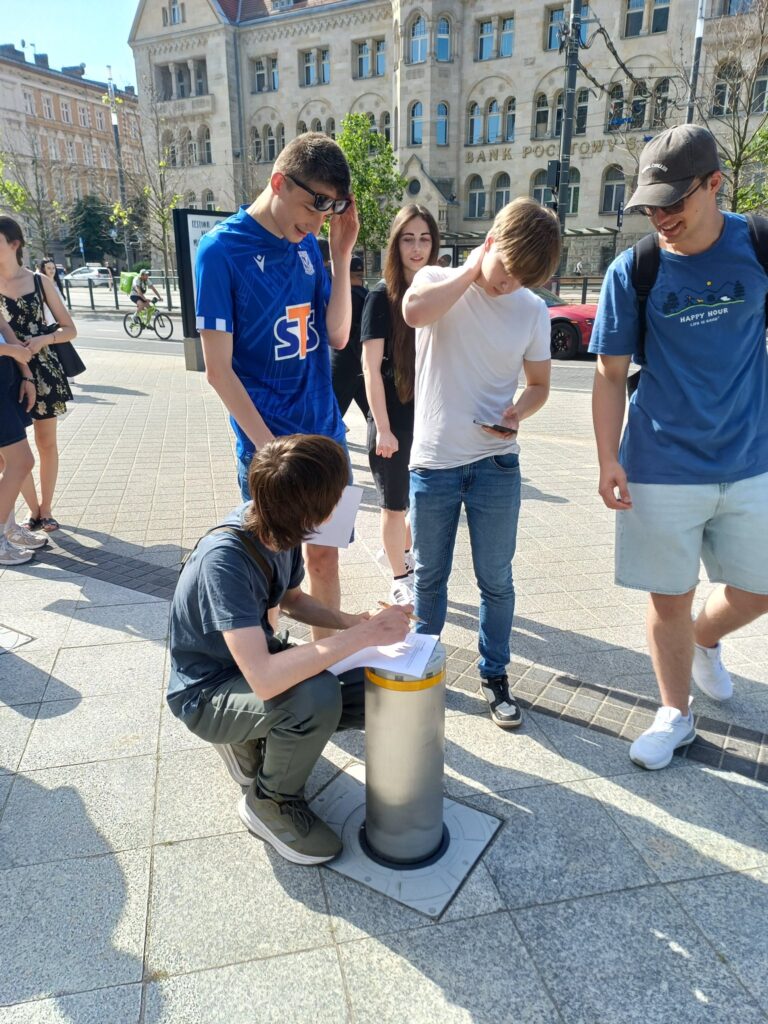 W dniu 25.06 klasa 2d o profilu dzienikarsko - prawnym oraz klasa…
