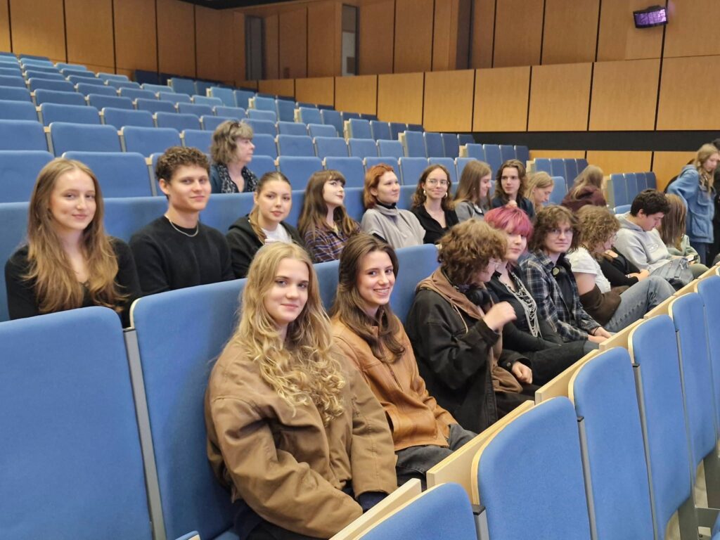 Klasa 3b humanistyczno-artystyczna na pokazie filmu dokumentalnego „Poznań 1956” autorstwa Tadeusza Litowczenki…