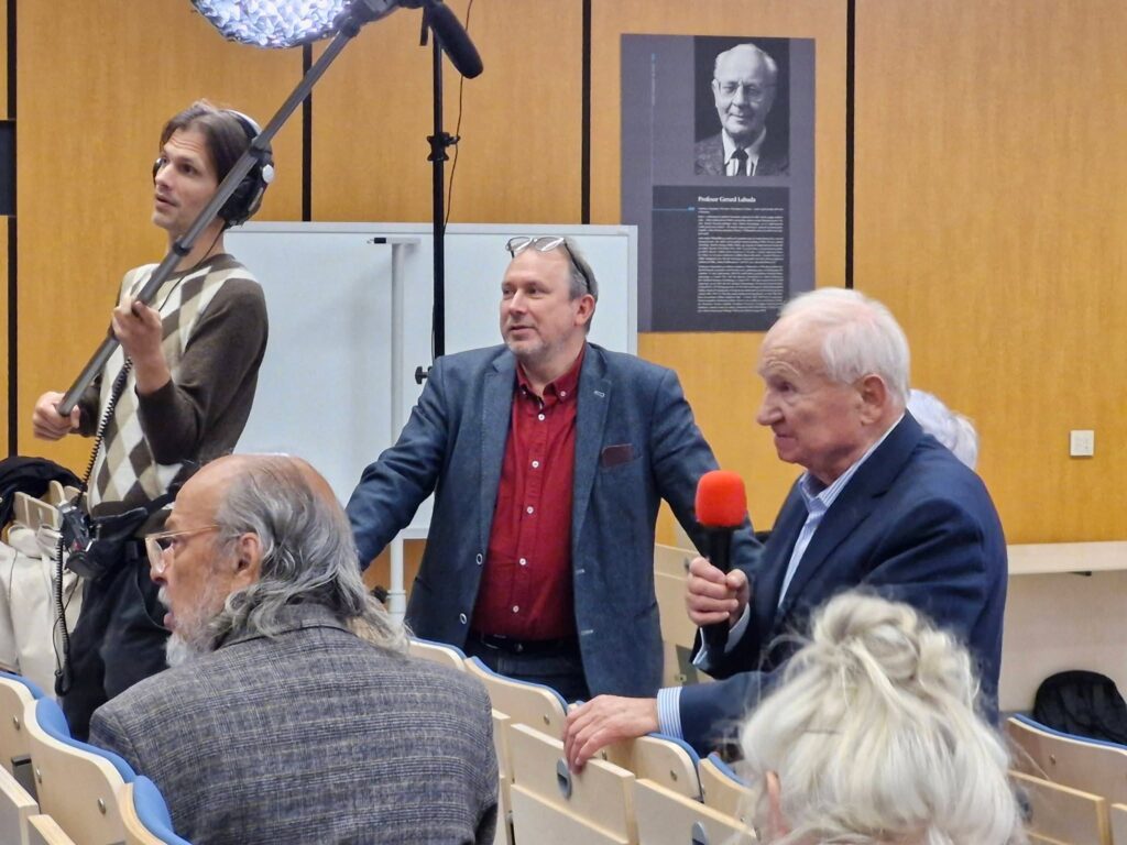 Klasa 3b humanistyczno-artystyczna na pokazie filmu dokumentalnego „Poznań 1956” autorstwa Tadeusza Litowczenki…