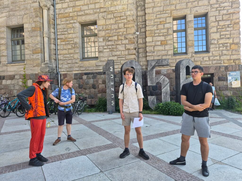 Klasy 2a i 2d uczestniczyły dzisiaj w mini grze mejskiej. Celem było…