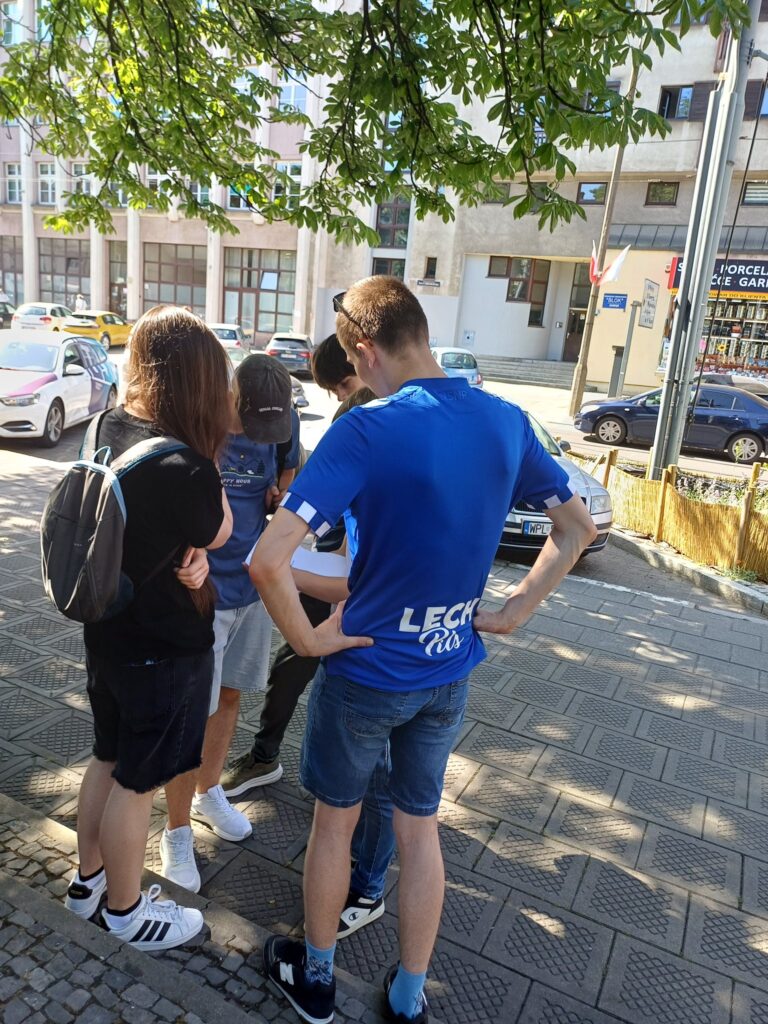 W dniu 25.06 klasa 2d o profilu dzienikarsko - prawnym oraz klasa…