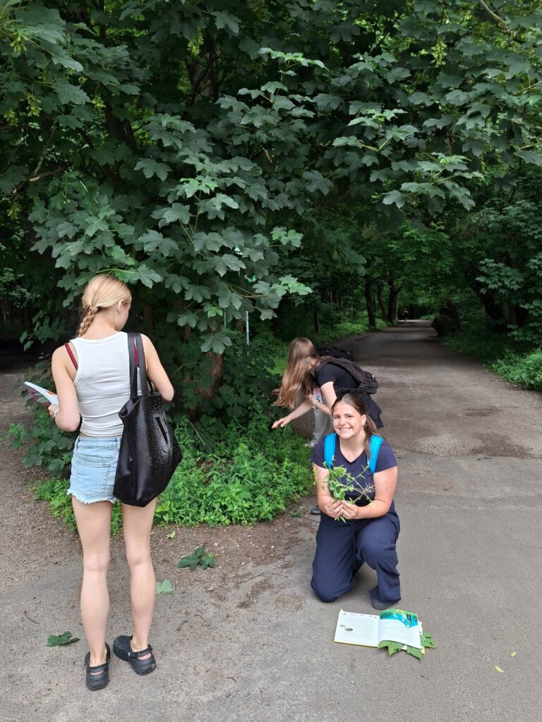 🌿 Tydzień Projektowy w klasach biologiczno-chemicznych trwa w najlepsze! 🔬 Dzisiejszy dzień…