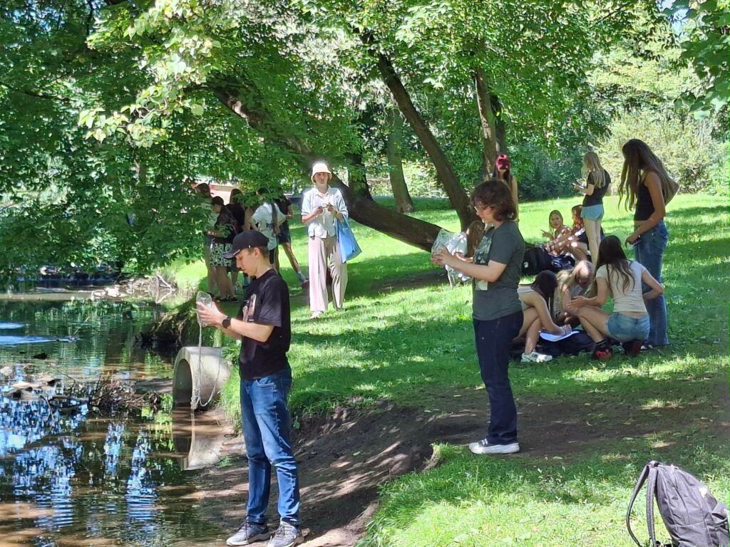 Nauka nie zna wakacji! 🌿🧪 Mimo zbliżającego się końca roku szkolnego, klasy…