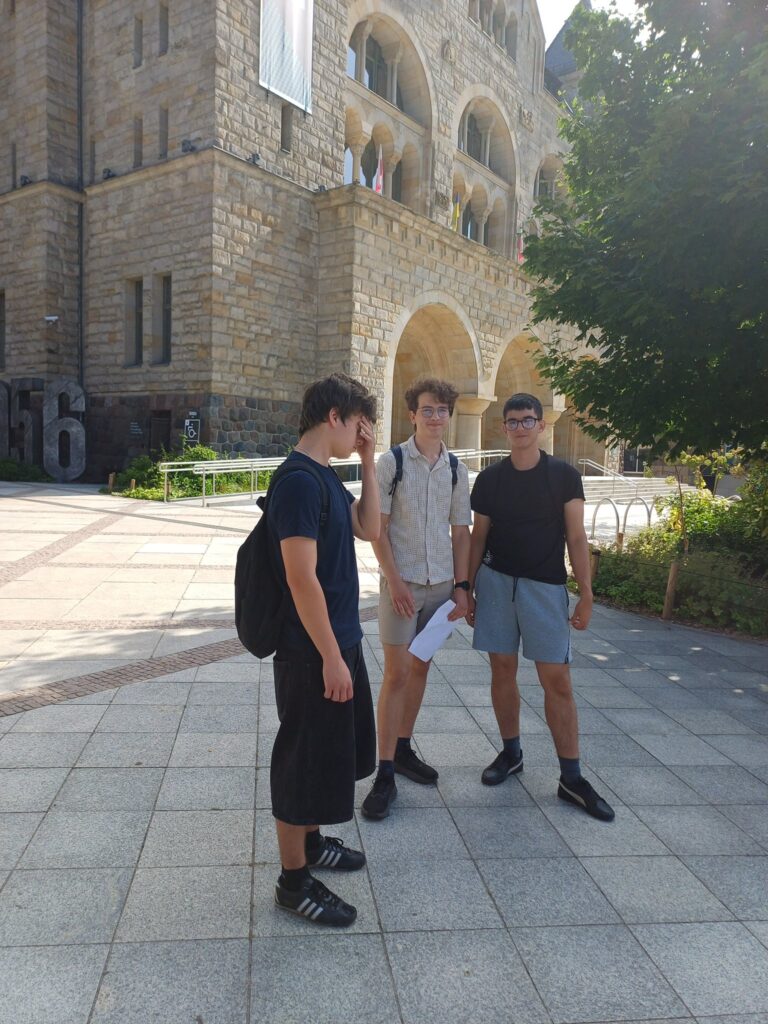 W dniu 25.06 klasa 2d o profilu dzienikarsko - prawnym oraz klasa…
