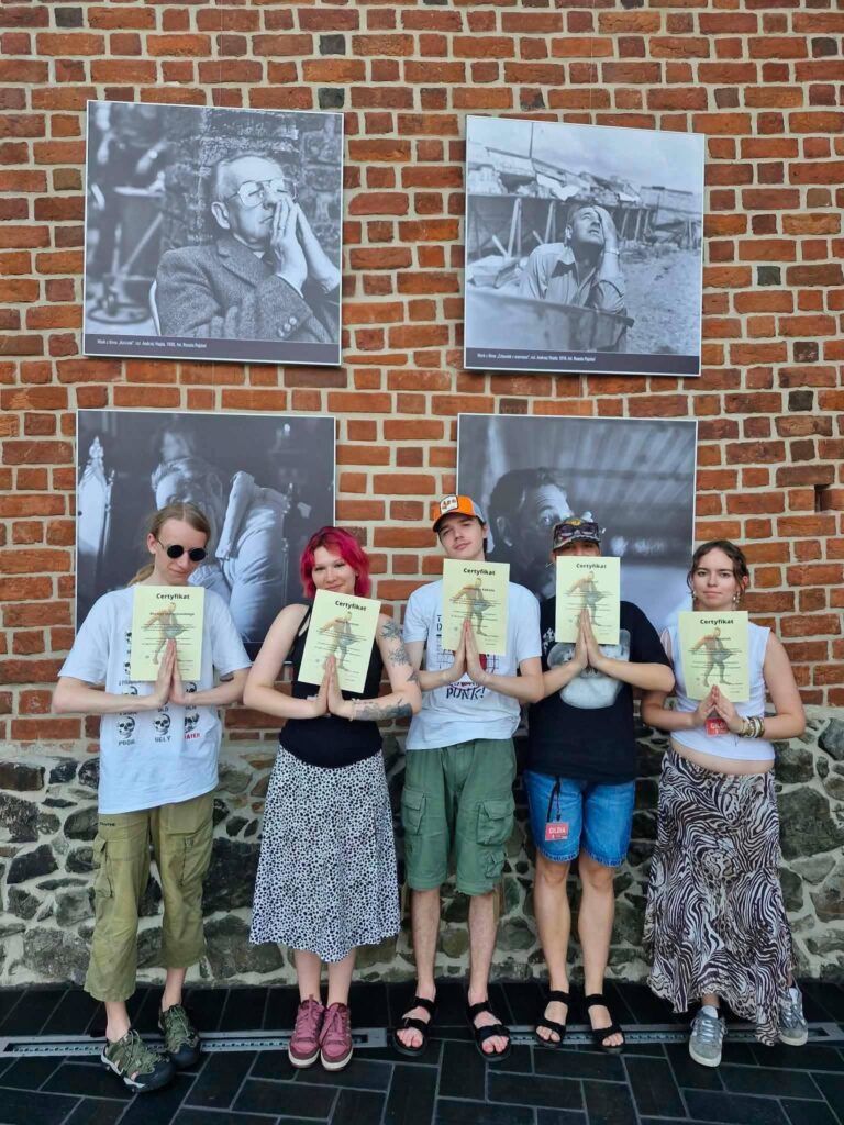 Nasza ekipa z klasy 3b humanistyczno-artystycznej (Jeremiasz, Alyona, Bazyli, Julka i Emilka)…