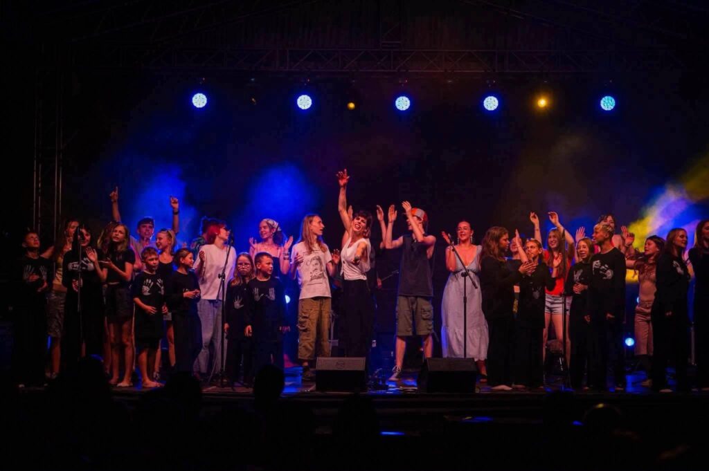 Nasza ekipa z klasy 3b humanistyczno-artystycznej (Jeremiasz, Alyona, Bazyli, Julka i Emilka)…