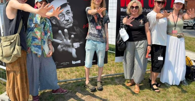 Nasza ekipa z klasy 3b humanistyczno-artystycznej (Jeremiasz, Alyona, Bazyli, Julka i Emilka)…