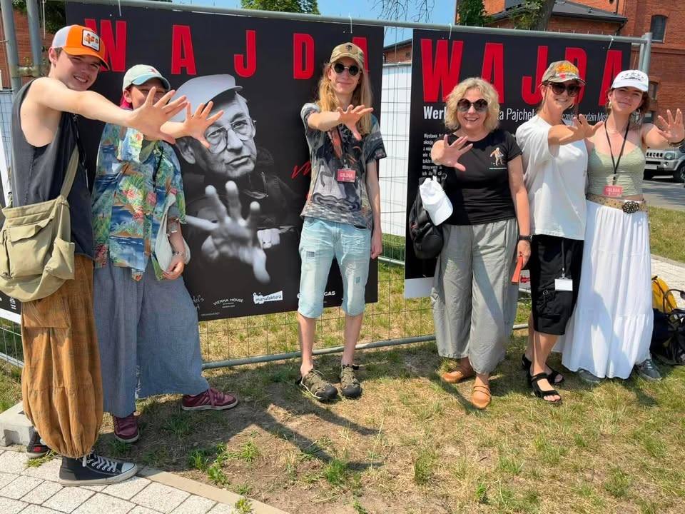 Nasza ekipa z klasy 3b humanistyczno-artystycznej (Jeremiasz, Alyona, Bazyli, Julka i Emilka)…