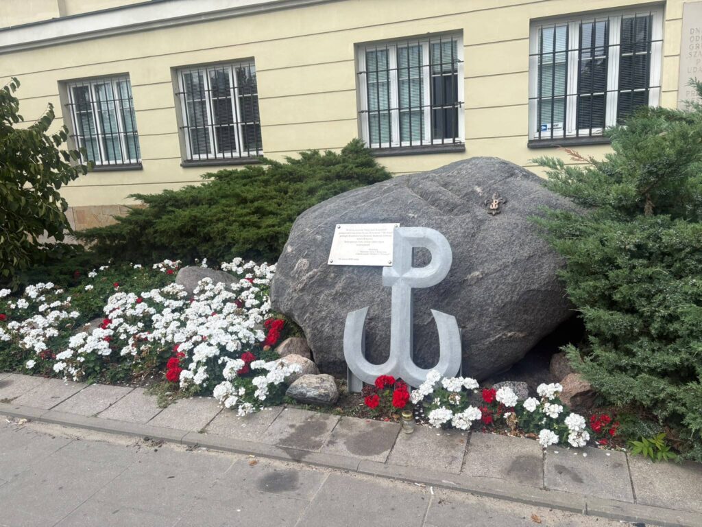 4e zdobywa Warszawę🧜 Do stolicy naszej Ojczyzny przybyła z oficjalną wizytą młodzież…