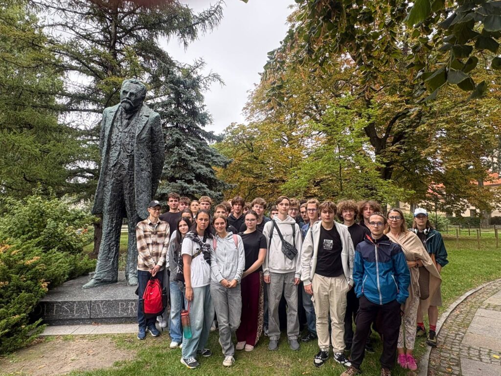 4e zdobywa Warszawę🧜 Do stolicy naszej Ojczyzny przybyła z oficjalną wizytą młodzież…