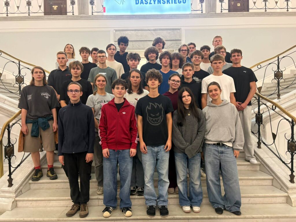 4e zdobywa Warszawę🧜 Do stolicy naszej Ojczyzny przybyła z oficjalną wizytą młodzież…