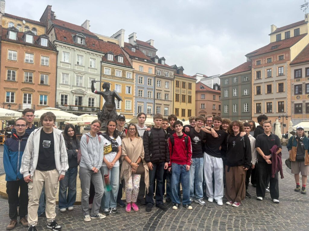 4e zdobywa Warszawę🧜 Do stolicy naszej Ojczyzny przybyła z oficjalną wizytą młodzież…
