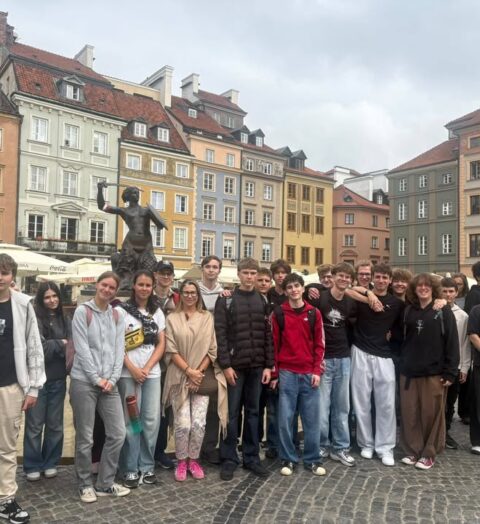 4e zdobywa Warszawę🧜 Do stolicy naszej Ojczyzny przybyła z oficjalną wizytą młodzież…