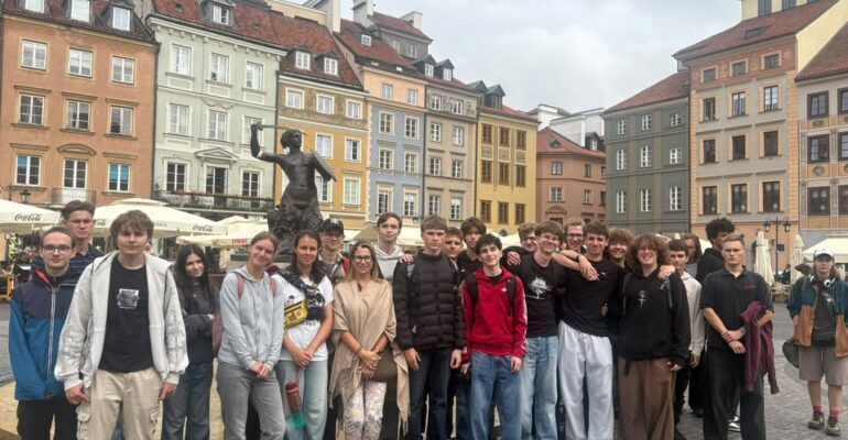 4e zdobywa Warszawę🧜 Do stolicy naszej Ojczyzny przybyła z oficjalną wizytą młodzież…