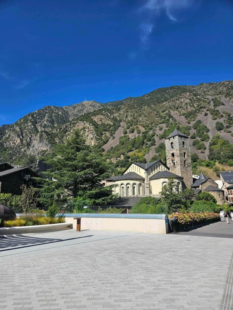 Kolejny dzień klasy biologiczno-chemiczne spędziły w malowniczej Andorze! 🏔️✨. Miały okazję odkryć…