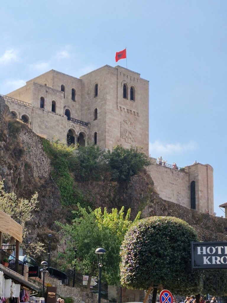 Kruja i Tirana to dwa ważne miejsca w wyjeździe klasy 4b humanistyczno-artystycznej…