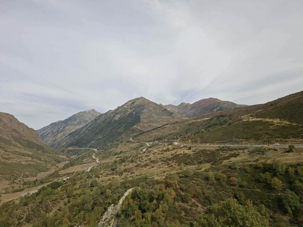 Kolejny dzień klasy biologiczno-chemiczne spędziły w malowniczej Andorze! 🏔️✨. Miały okazję odkryć…