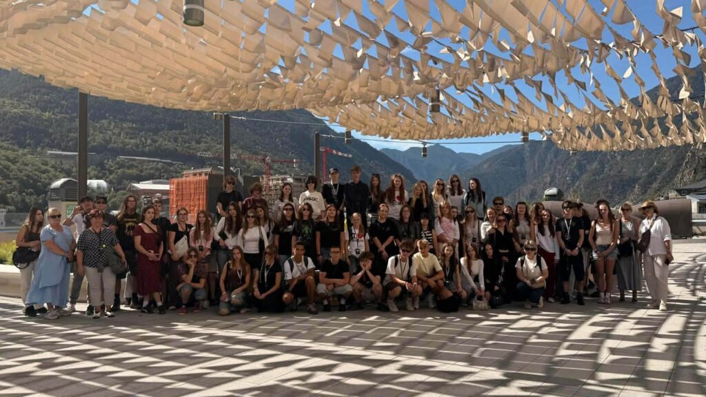 Kolejny dzień klasy biologiczno-chemiczne spędziły w malowniczej Andorze! 🏔️✨. Miały okazję odkryć…