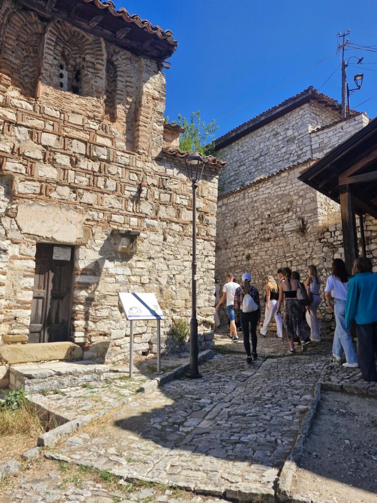 Klasa 4b humanistyczno-artystyczna ,,Od Adriatyku do jeziora Ochrydzkiego" - Berat, Albania🇦🇱 W…