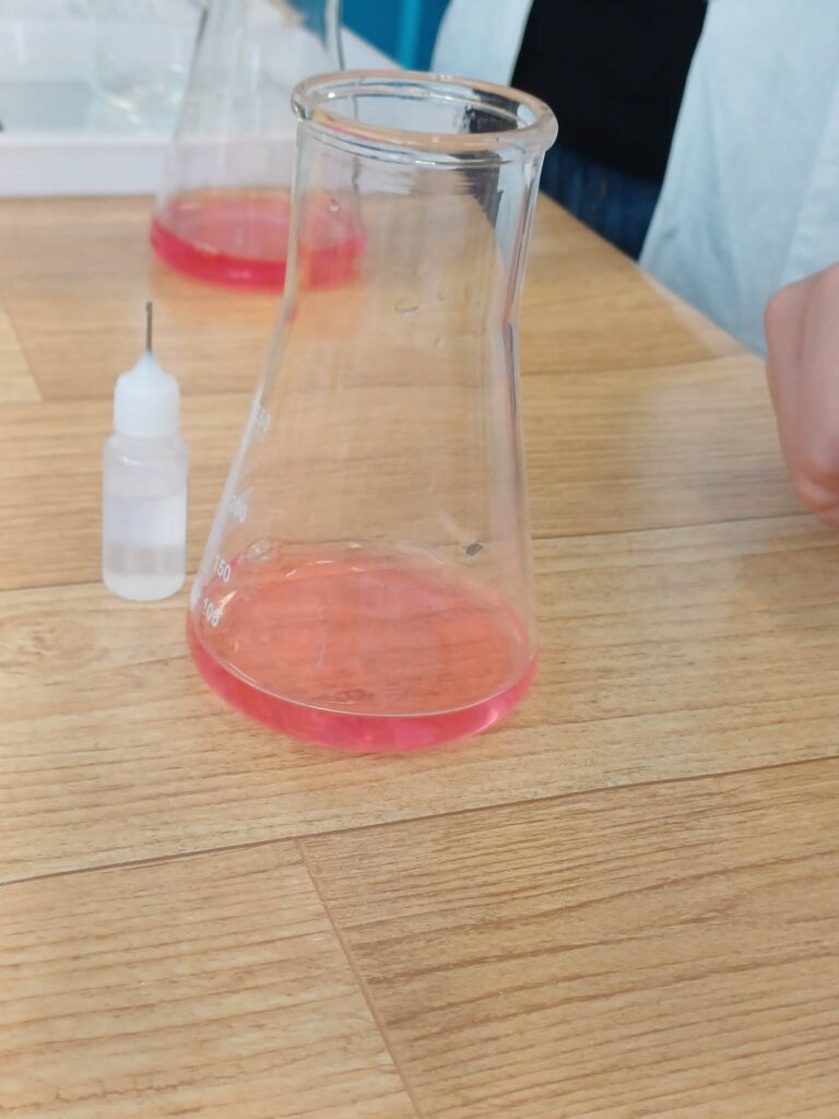 Klasy 1c1 oraz 4i uczestniczyły w warsztatach laboratoryjnych dotyczacych tematyki gazów oraz…