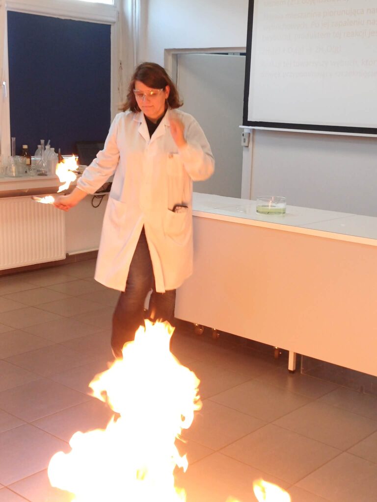 Klasy 1c1 oraz 4i uczestniczyły w warsztatach laboratoryjnych dotyczacych tematyki gazów oraz…