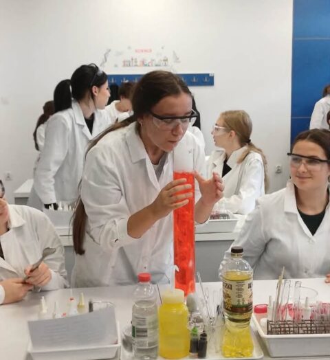 Klasy 1c1 oraz 4i uczestniczyły w warsztatach laboratoryjnych dotyczacych tematyki gazów oraz…