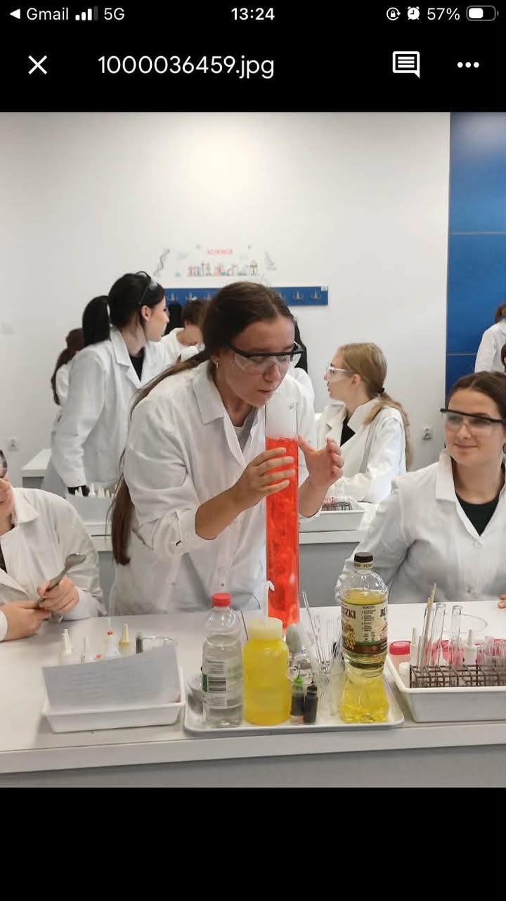 Klasy 1c1 oraz 4i uczestniczyły w warsztatach laboratoryjnych dotyczacych tematyki gazów oraz…