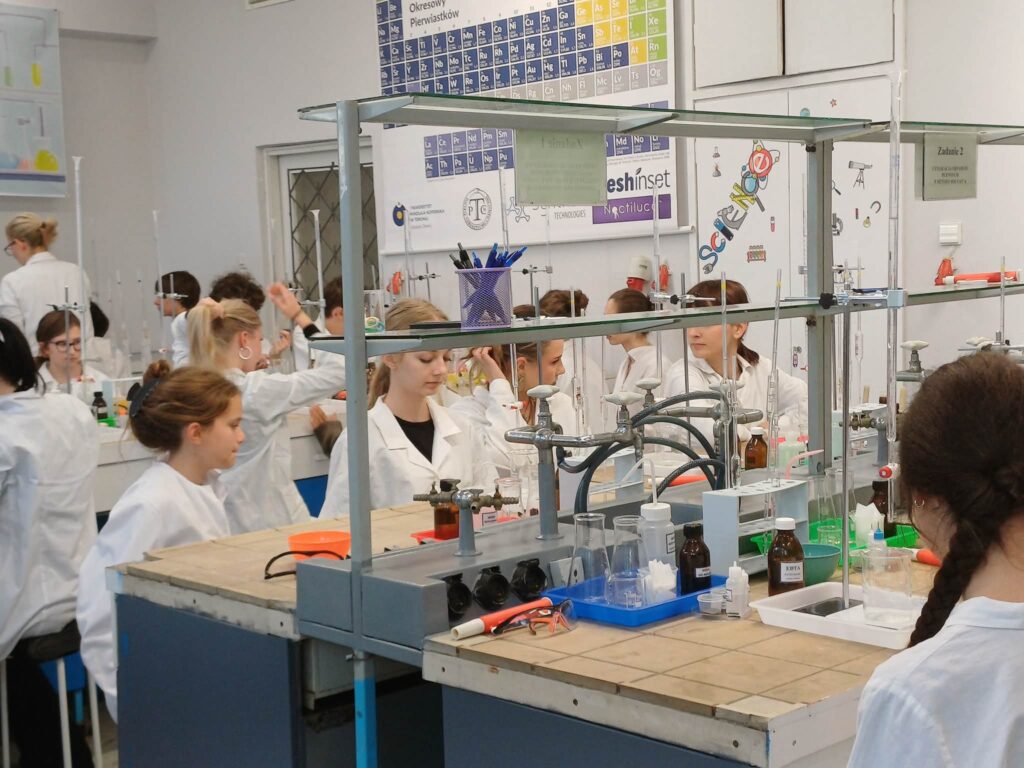 Klasy 1c1 oraz 4i uczestniczyły w warsztatach laboratoryjnych dotyczacych tematyki gazów oraz…