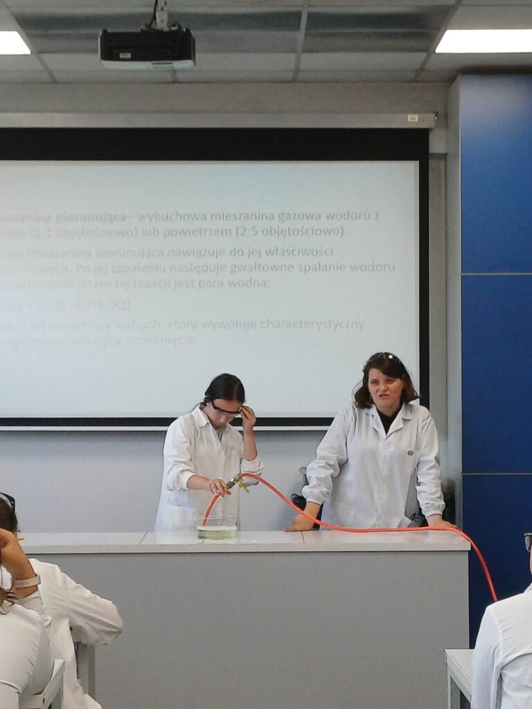 Klasy 1c1 oraz 4i uczestniczyły w warsztatach laboratoryjnych dotyczacych tematyki gazów oraz…