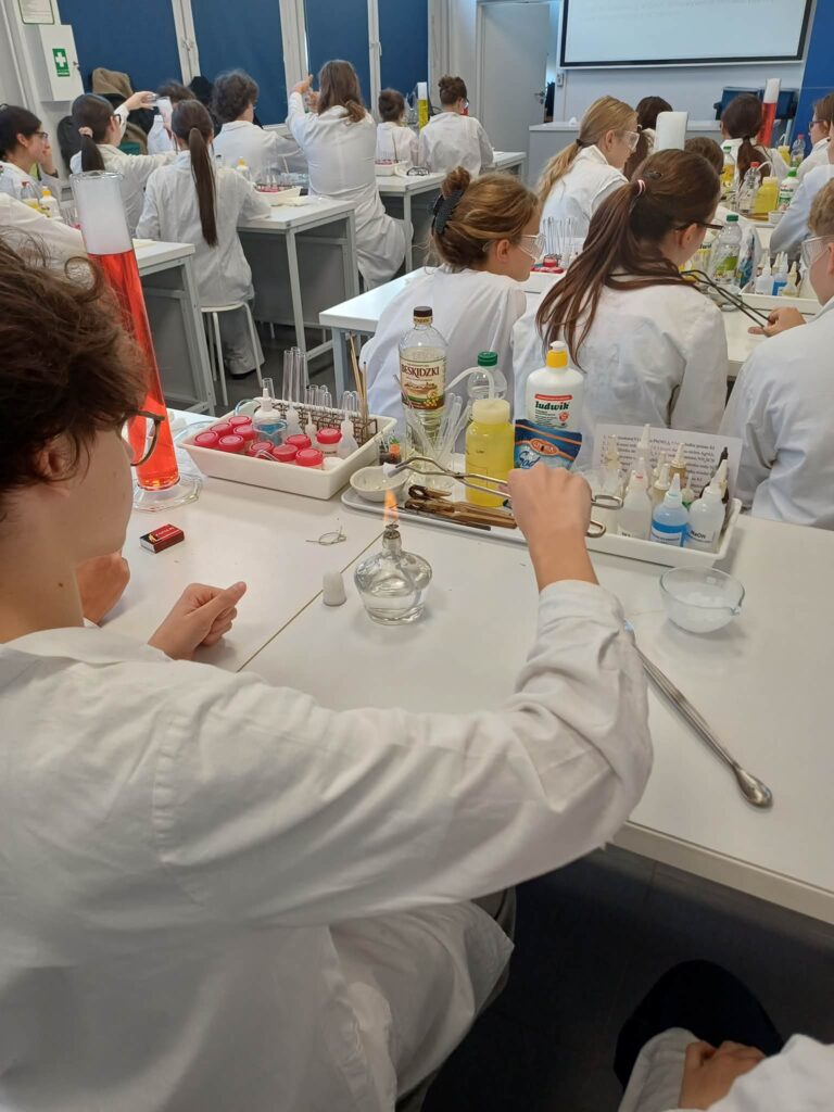Klasy 1c1 oraz 4i uczestniczyły w warsztatach laboratoryjnych dotyczacych tematyki gazów oraz…
