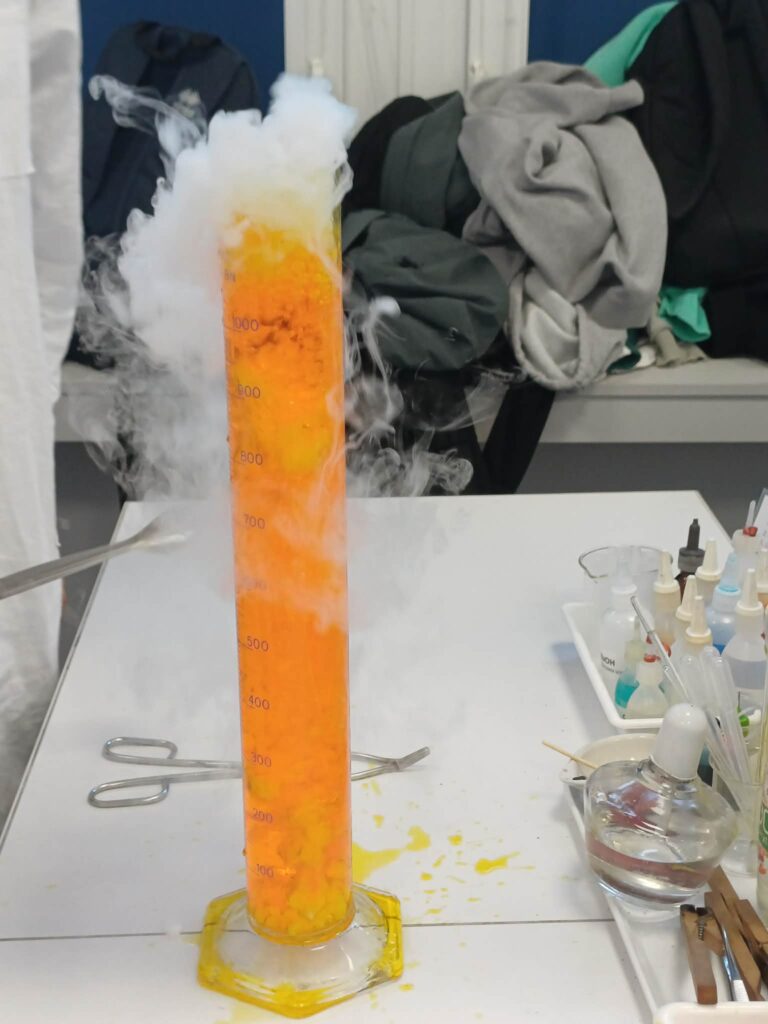 Klasy 1c1 oraz 4i uczestniczyły w warsztatach laboratoryjnych dotyczacych tematyki gazów oraz…