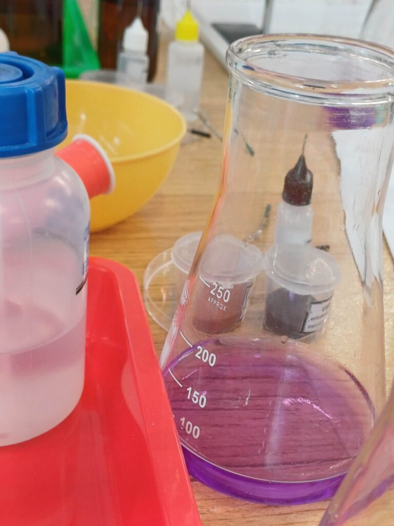 Klasy 1c1 oraz 4i uczestniczyły w warsztatach laboratoryjnych dotyczacych tematyki gazów oraz…