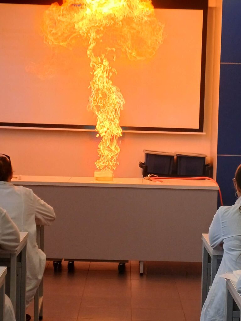 Klasy 1c1 oraz 4i uczestniczyły w warsztatach laboratoryjnych dotyczacych tematyki gazów oraz…