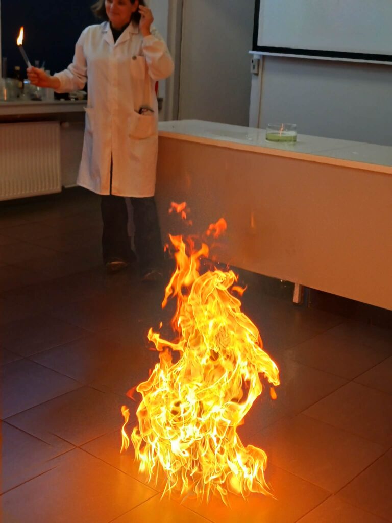 Klasy 1c1 oraz 4i uczestniczyły w warsztatach laboratoryjnych dotyczacych tematyki gazów oraz…