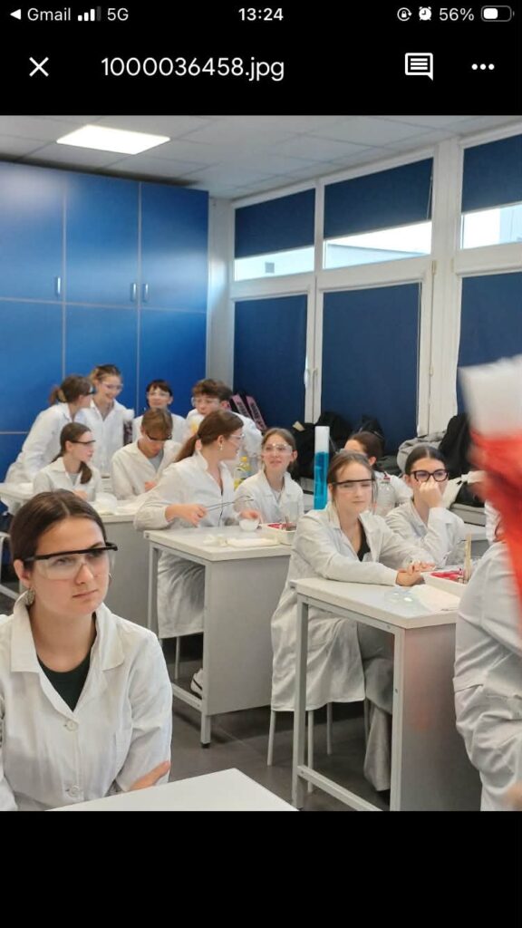 Klasy 1c1 oraz 4i uczestniczyły w warsztatach laboratoryjnych dotyczacych tematyki gazów oraz…