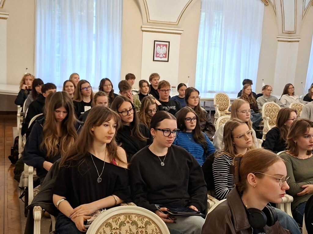 🧬 Nasze klasy na wykładzie w Urzędzie Miasta Poznania! 🎒 Dziś uczniowie…