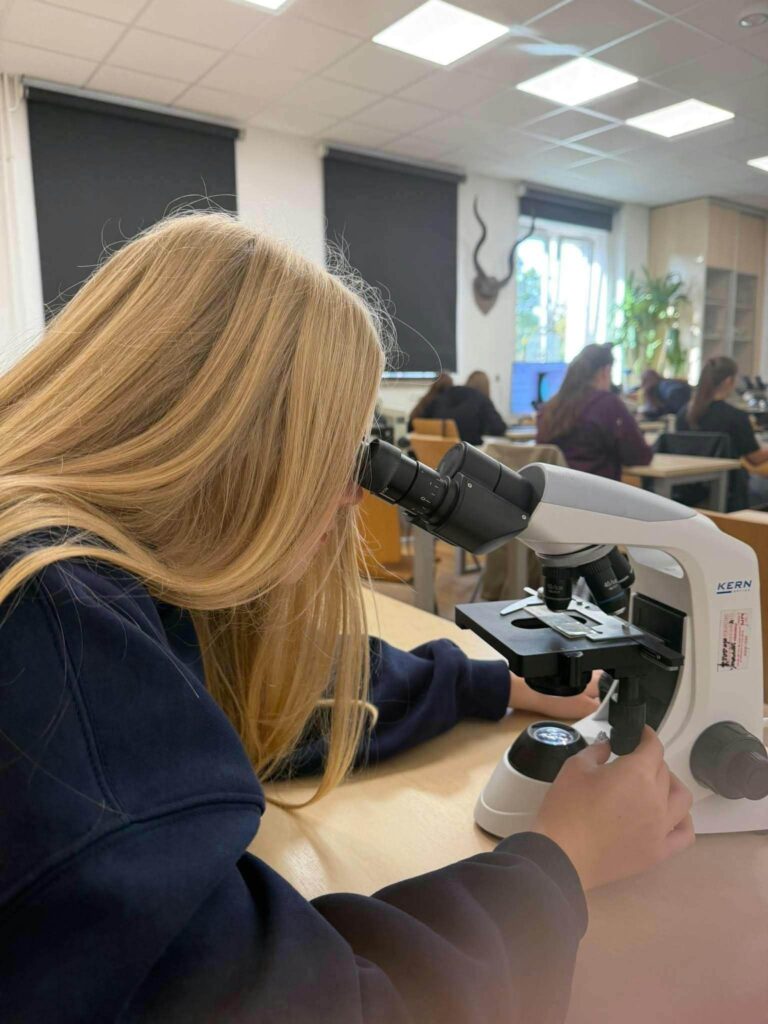 🐾 Nasze uczennice na ogólnopolskiej konferencji naukowej! 🐾 Z dumą informujemy, że…