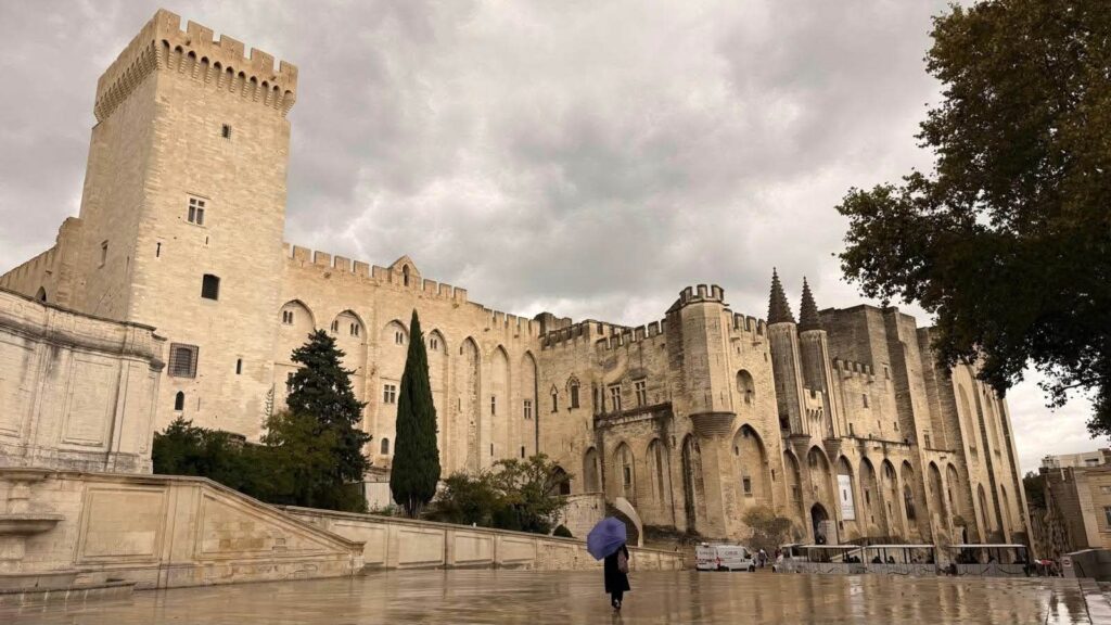 🇲🇫📍Avignon & Colmar Po Carcansonne udaliśmy sie do Awinionu - zabytkowego miasta…